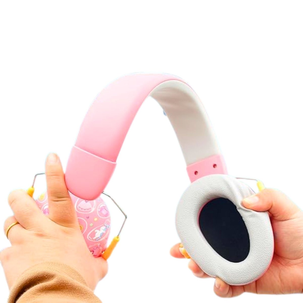 Casque anti bruit bebe tenu à la main pour montrer sa flexibilité et sa légèreté