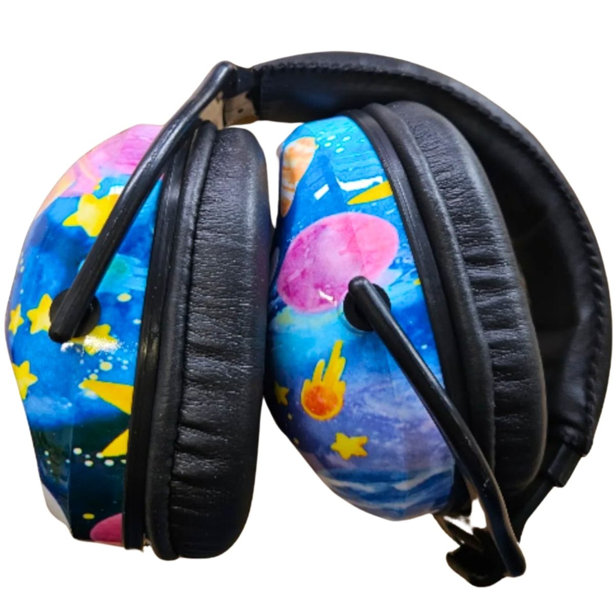 Casque antibruit enfant replié, design coloré avec planètes et étoiles sur fond bleu foncé