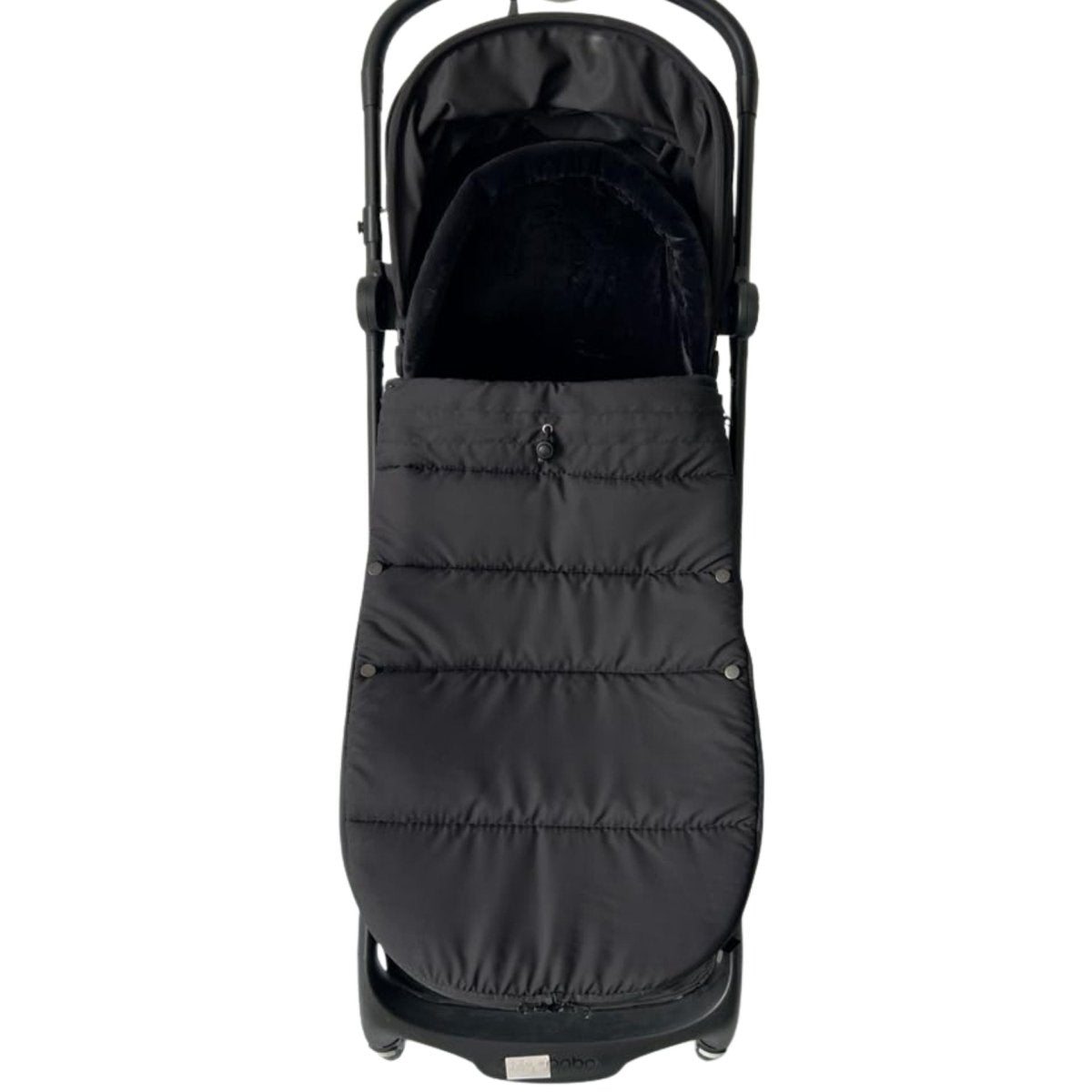 chanceliere bebe noire positionnée en face avant, adaptée aux journées douces