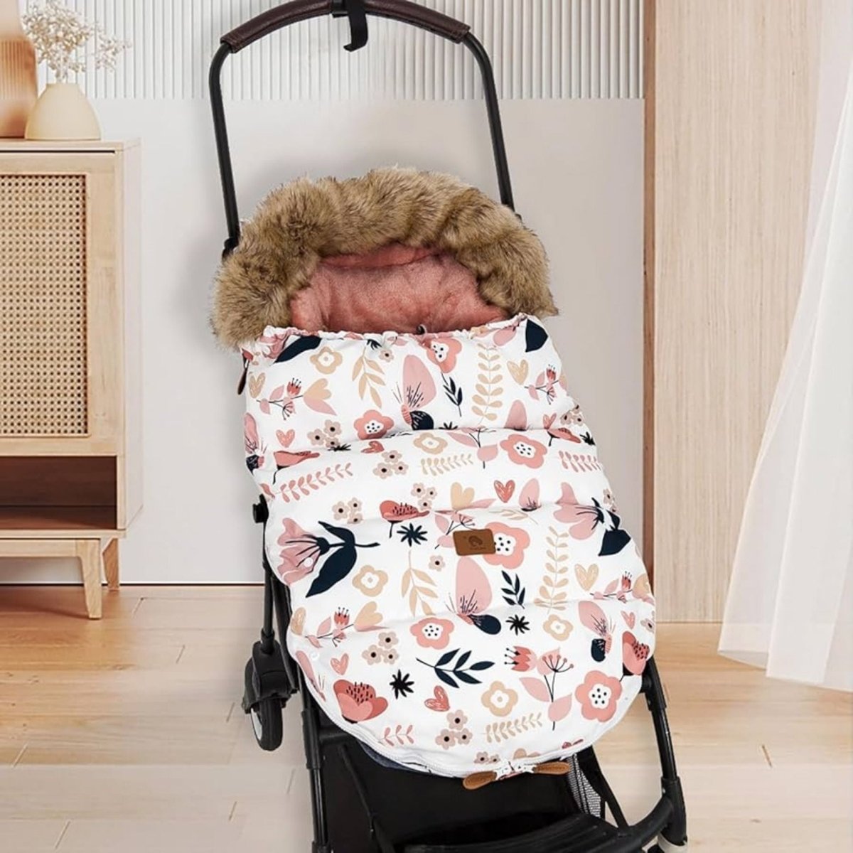 chanceliere motif fleuri installée dans poussette intérieure, capuche ouverte
