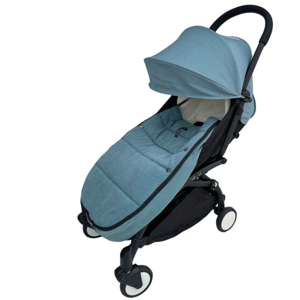 chanceliere sur poussette inclinée avec tissu imperméable visible