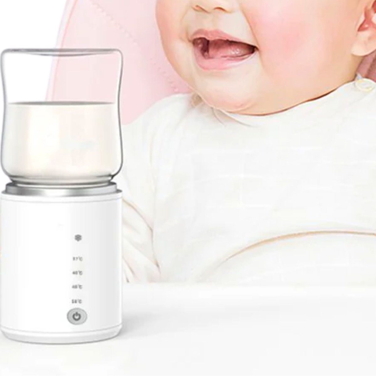 Chauffe biberon portable posé devant un bébé souriant
