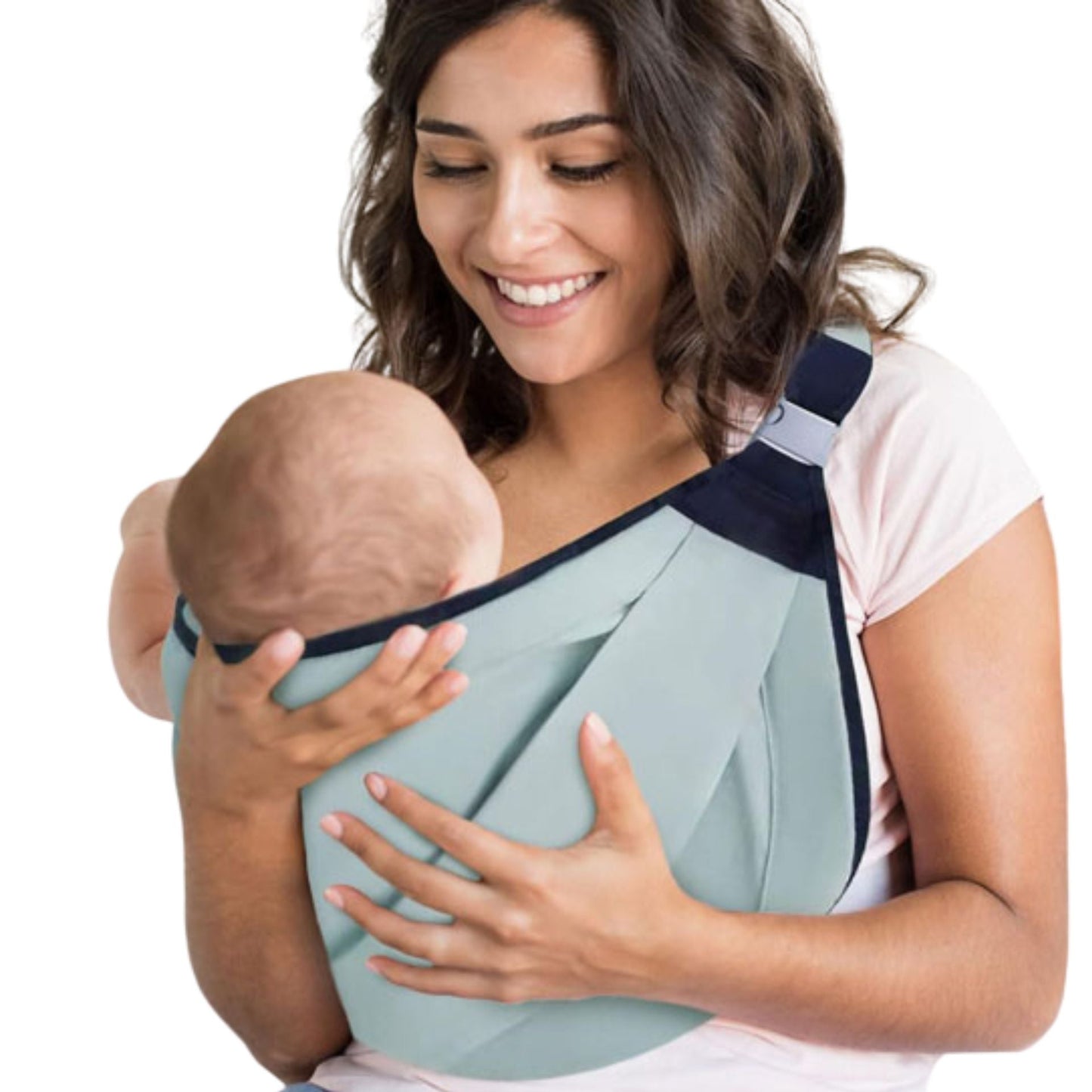 Echarpe de portage en position ventrale, maman souriante profitant d’un moment de tendresse