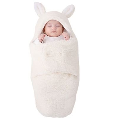 Nid d’ange blanc avec capuche fermée, bébé endormi à l’intérieur, bien enveloppé