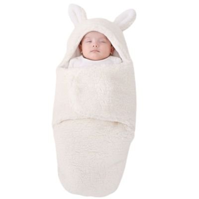Nid d’ange blanc avec bébé endormi dans un cocon bien fermé, posé sur une surface douce