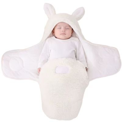 Nid d’ange blanc ouvert avec bébé endormi dedans, bras visibles et position détendue