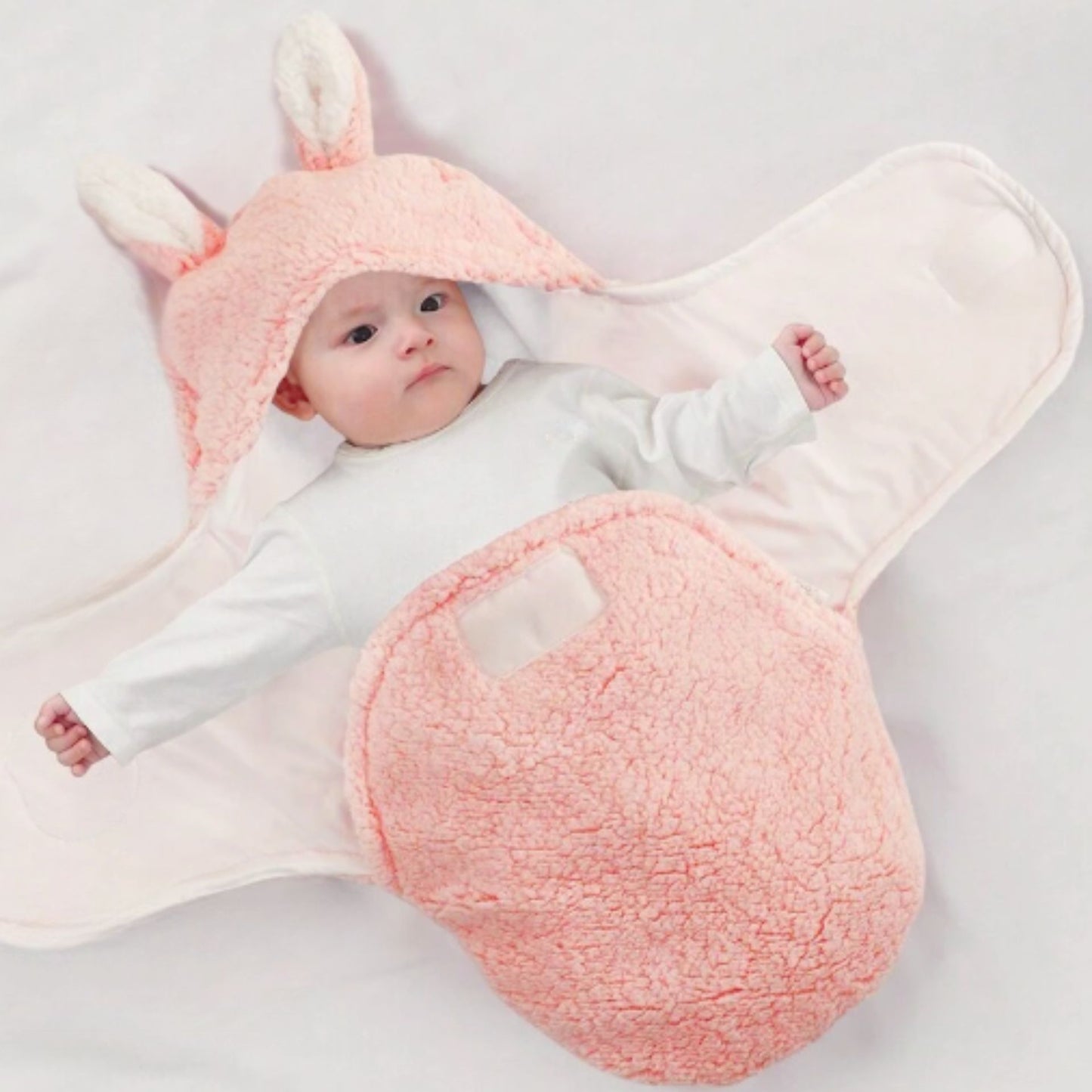 Nid d’ange rose avec bébé réveillé, mains visibles et cocon légèrement ouvert