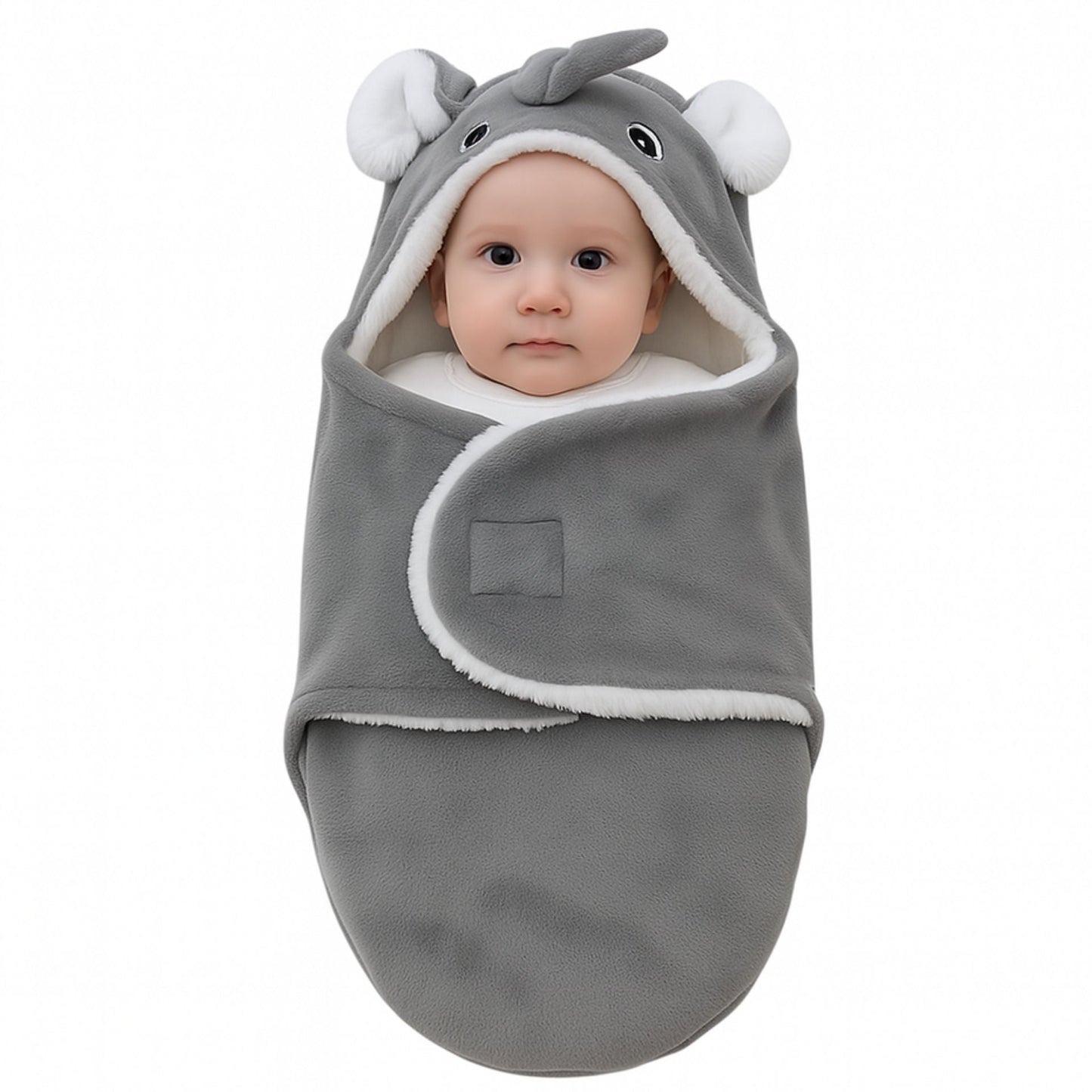 Bébé dans un nid d’ange gris à motif éléphant sur fond blanc, regard serein