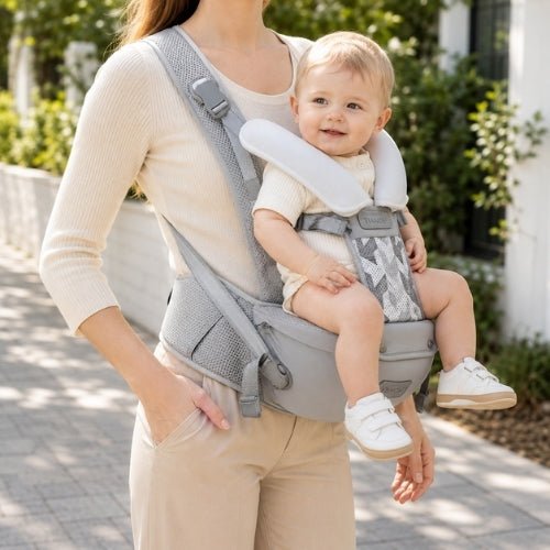 Porte-bébé avec siège détachable gris, porté face vers l’avant pendant une promenade