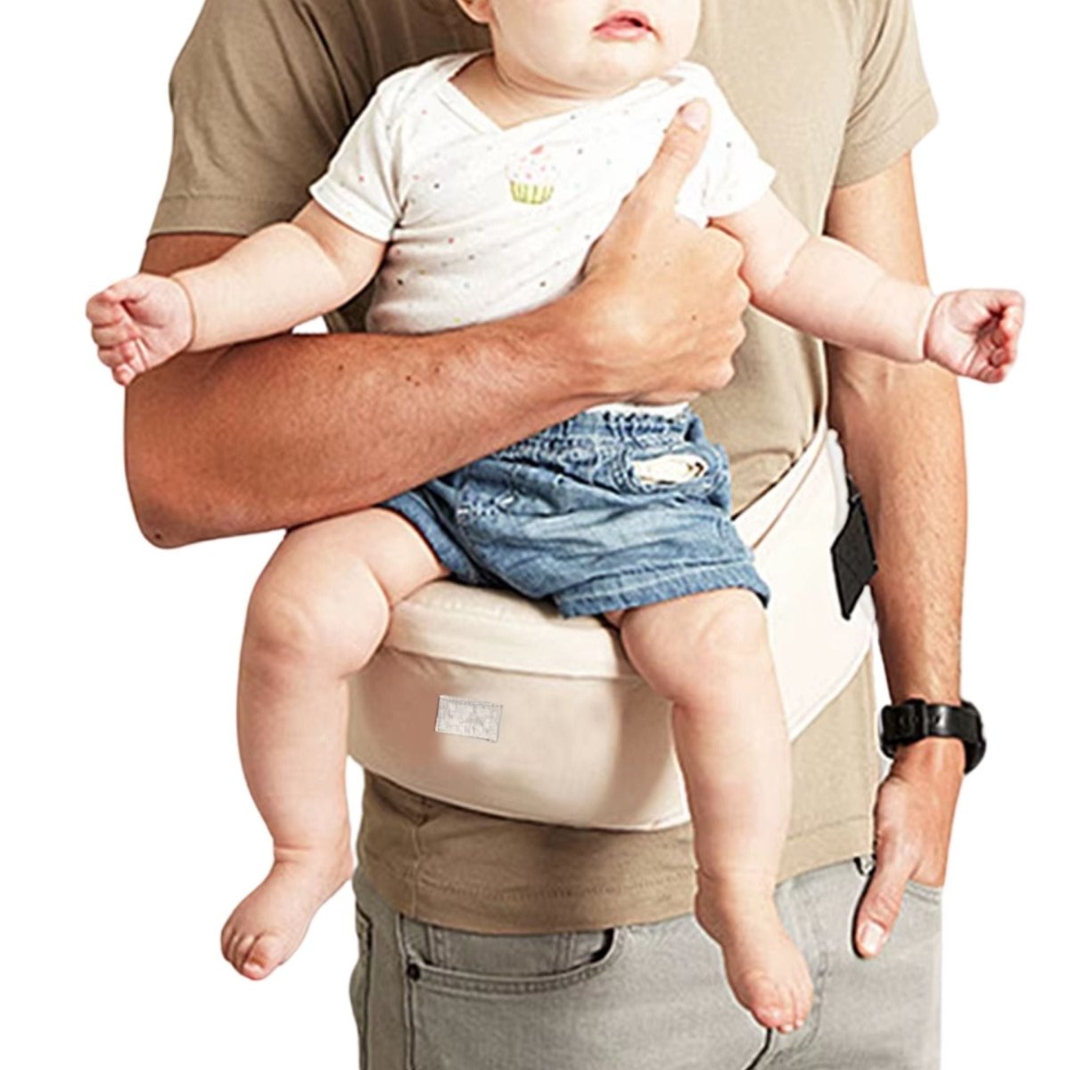 Porte bébé porté en face par un papa, bébé installé confortablement contre lui
