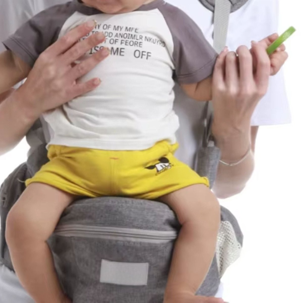 Porte bébé naissance en vue latérale, bébé bien installé face au parent avec appui sécurisé