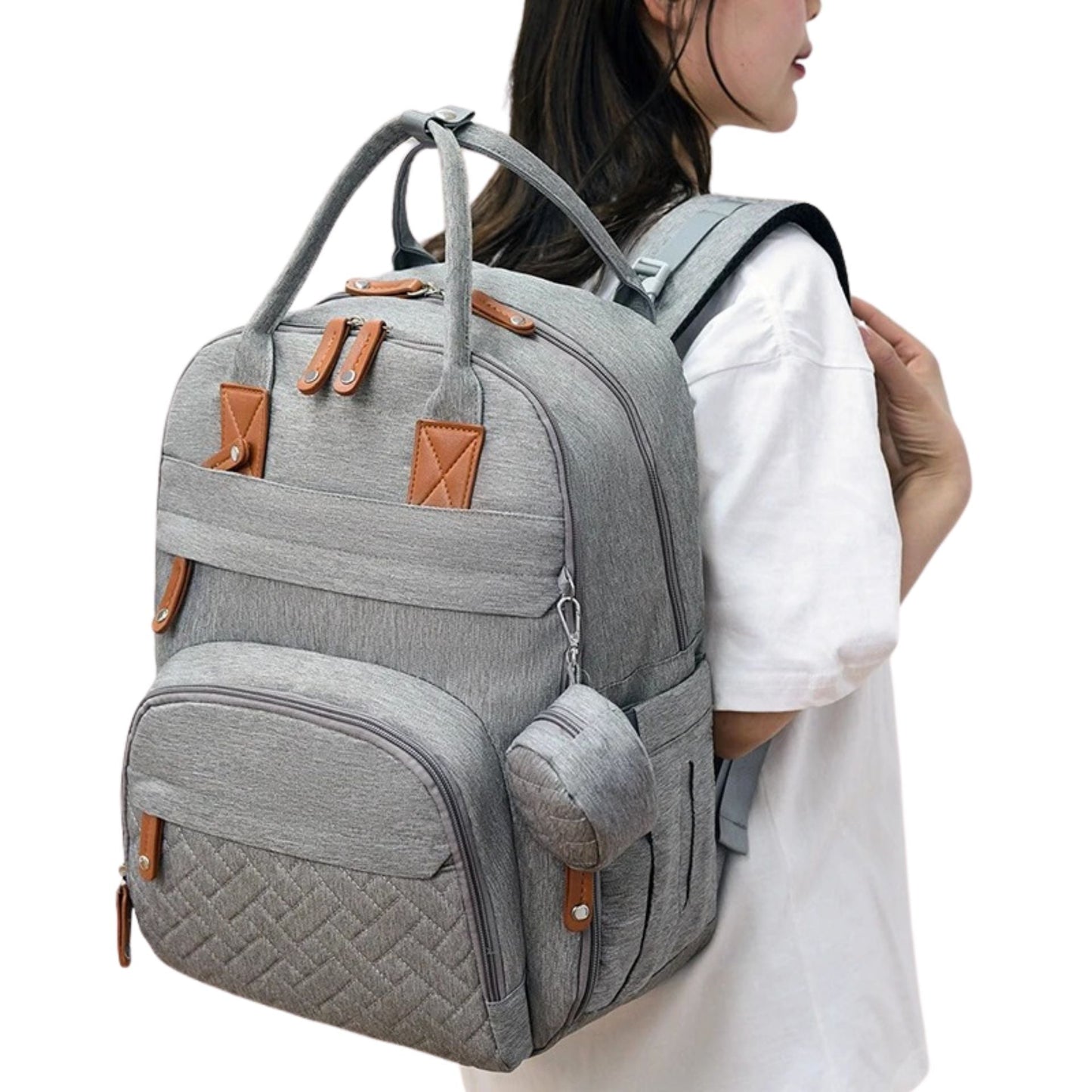 Sac a dos a langer gris porté par une femme, bretelles larges et confortables
