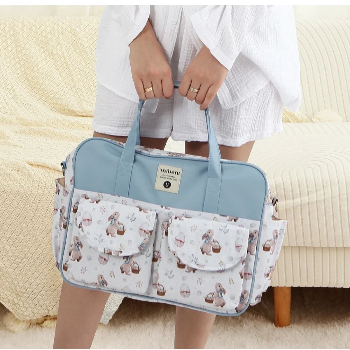 Sac a langer chic lapin de Pâques porté à la main, accessoire raffiné et pratique