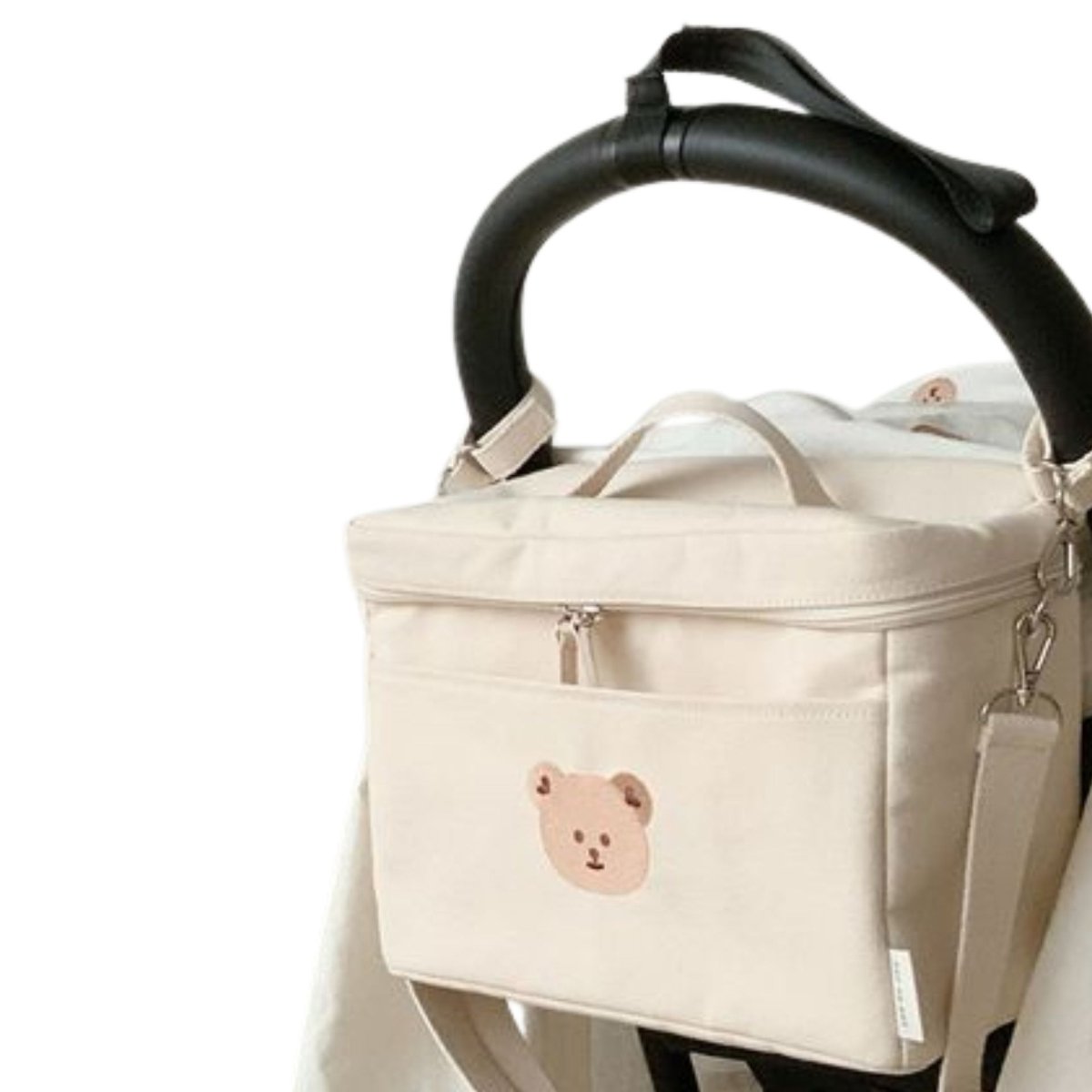 Sac a langer accroché à une poussette, poches avant exposées en vue frontale