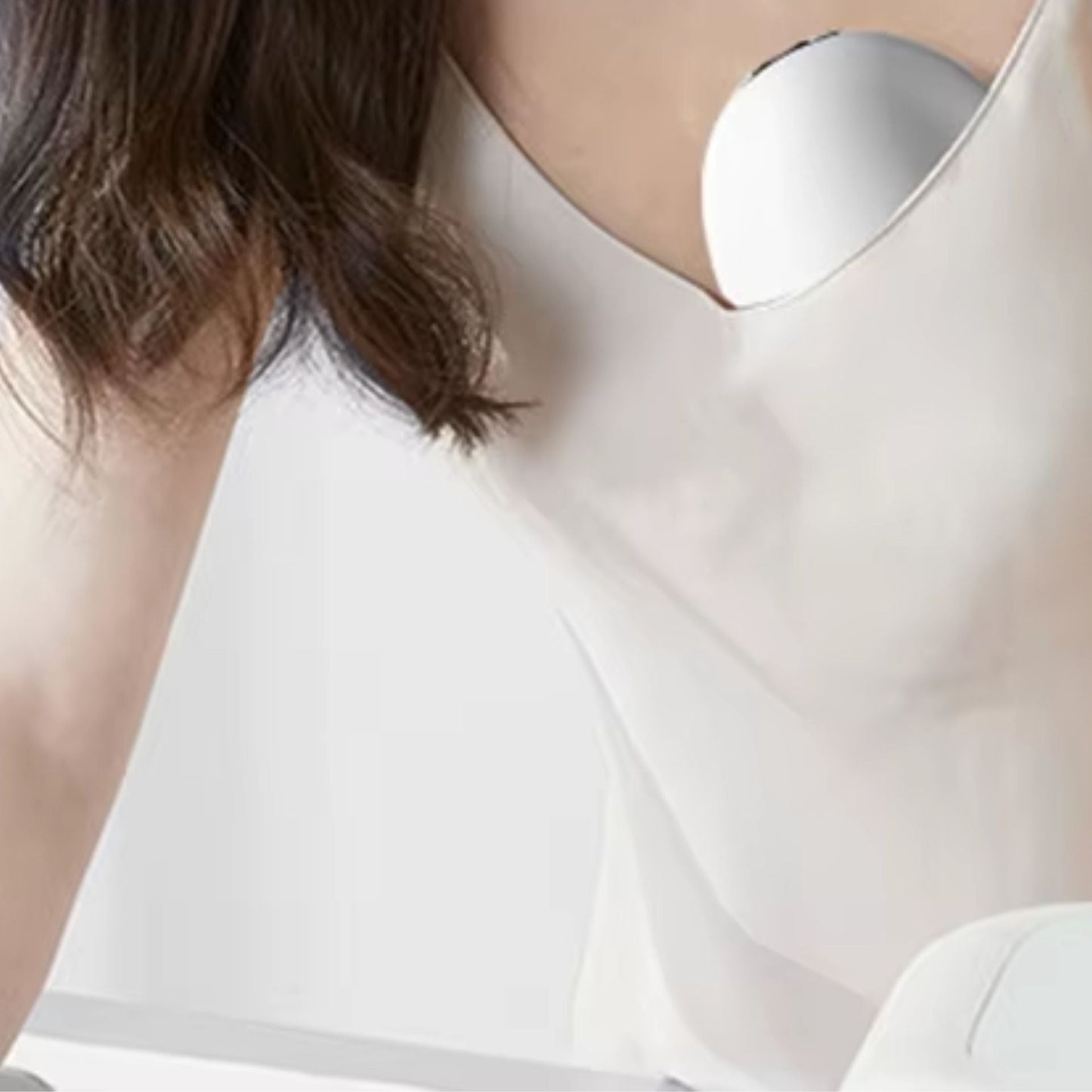 tire lait main libre porté discrètement sous un vêtement