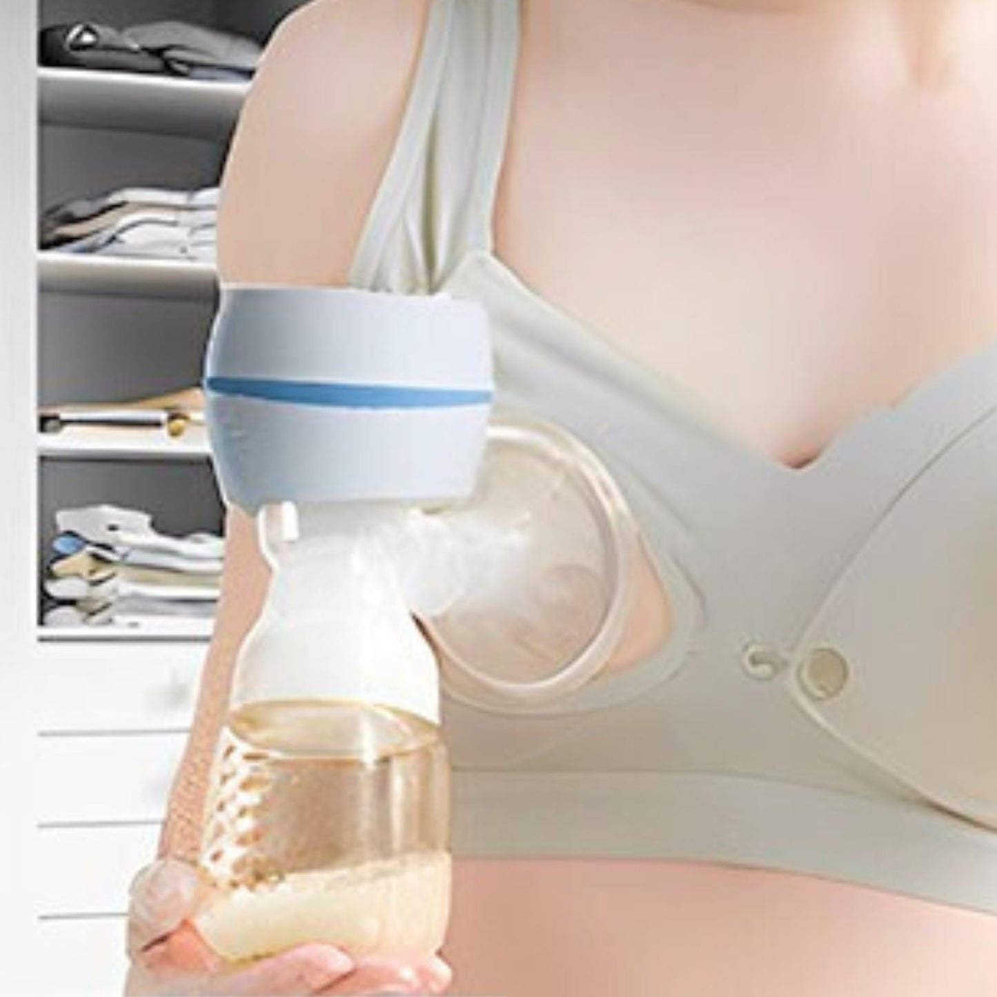 Tire lait bleu discret en utilisation quotidienne