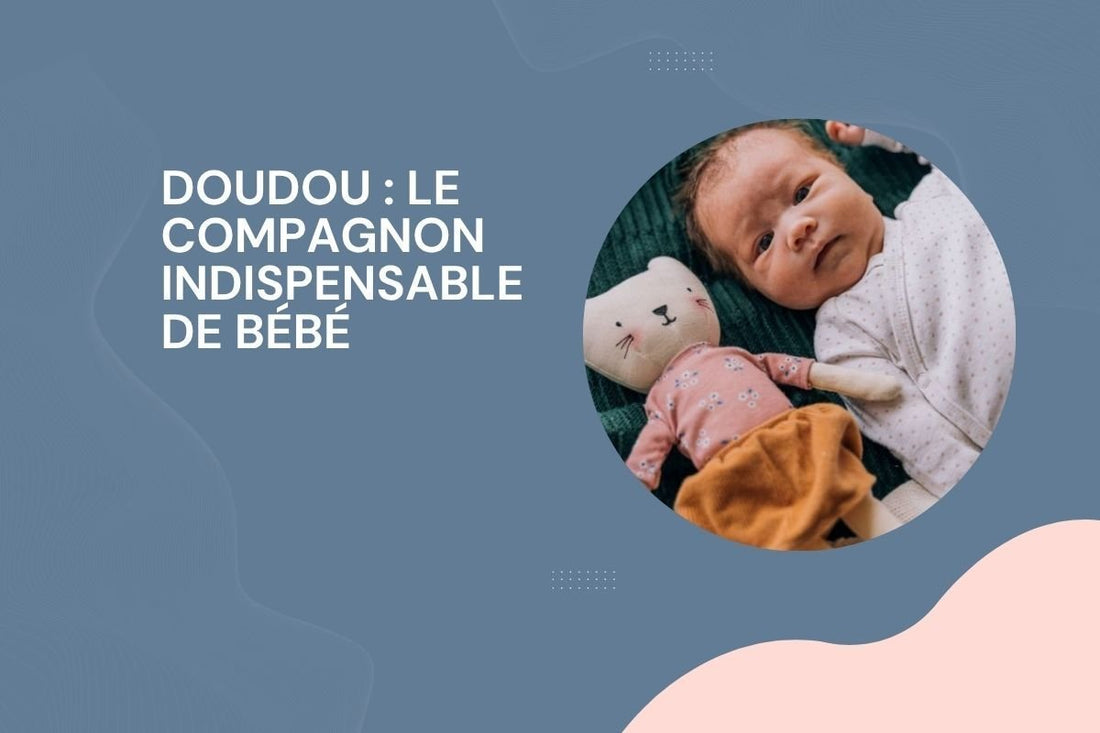 Bébé allongé à côté de son doudou en tissu, moment de tendresse et de complicité