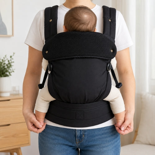 Porte bébé ventral et dorsal noir porté face à face, vue de face en intérieur