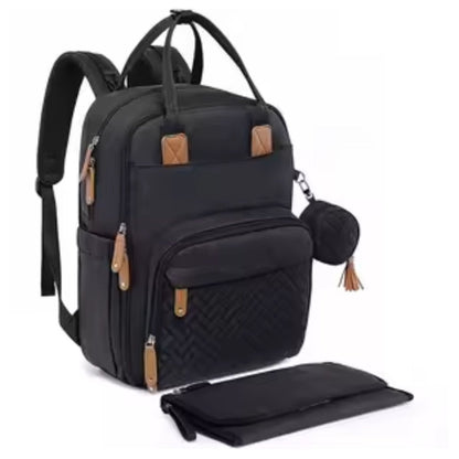 Sac à dos à langer vu de face avec grande poche avant fermée et poignée renforcée