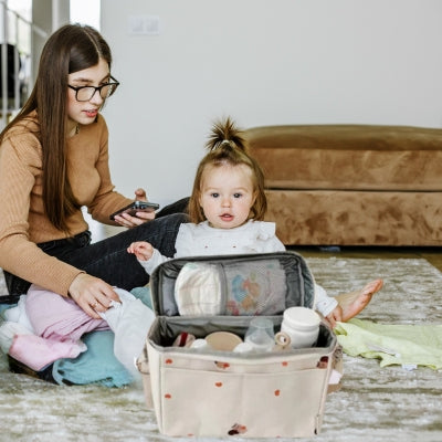 Sac a langer beige avec motif oursons, doté de compartiments multiples pour organiser facilement les affaires de bébé