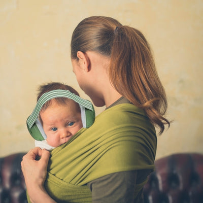 Casque anti bruit bébé vert TranquilVert conçu avec un design ergonomique pour un ajustement parfait et confortable