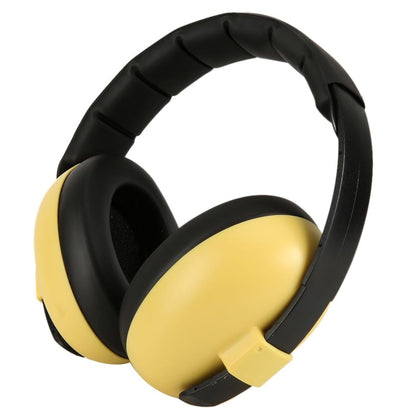 Casque anti bruit bébé posé en vue frontale avec design sobre