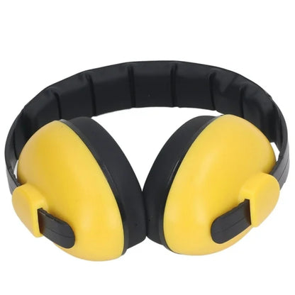 Casque anti bruit bébé vu de face, design souple et adapté aux petites têtes