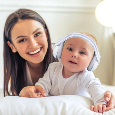 Casque anti bruit bébé blanc créant une bulle de calme pour isoler bébé des bruits extérieurs pendant les sorties