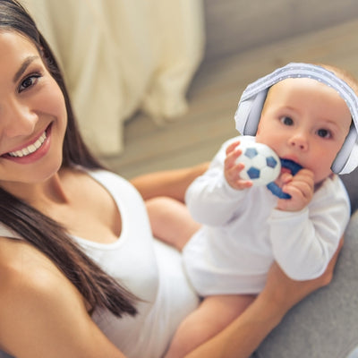 Casque anti bruit bébé blanc offrant une protection cocoon pour apaiser votre enfant dans les environnements bruyants