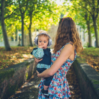 Casque anti bruit bébé gris équipé d’un bandeau réglable et antidérapant pour un ajustement parfait