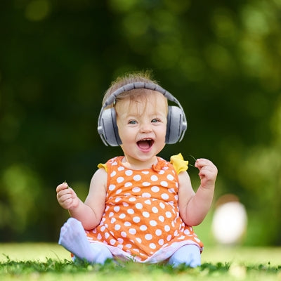 Casque anti bruit bébé gris offrant une protection efficace pour les oreilles sensibles des tout-petits