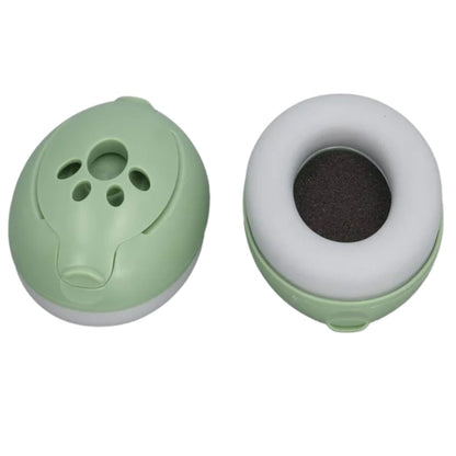 Vue de face du casque anti bruit bébé vert avec coussinets moelleux