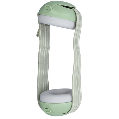 Casque anti bruit bébé vert posé de face avec finitions douces et oreillettes visibles