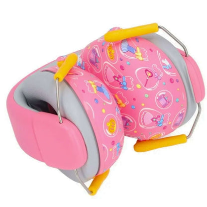 Casque anti bruit bebe posé en face, oreillettes larges et arceau ajusté