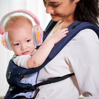 Casque anti bruit bébé rose pour un confort durable et une tranquillité constante, signé Calmi