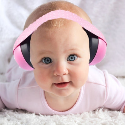 Casque antibruit bébé rose offrant un confort supérieur avec des matériaux doux et hypoallergéniques pour une utilisation en toute sécurité