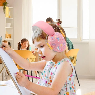 Casque anti bruit bébé rose créant un environnement calme pour les sorties en famille, par Calmi