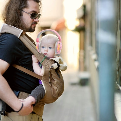 Casque anti bruit bébé rose offrant une stabilité optimale pour accompagner bébé en toute tranquillité, par Calmi