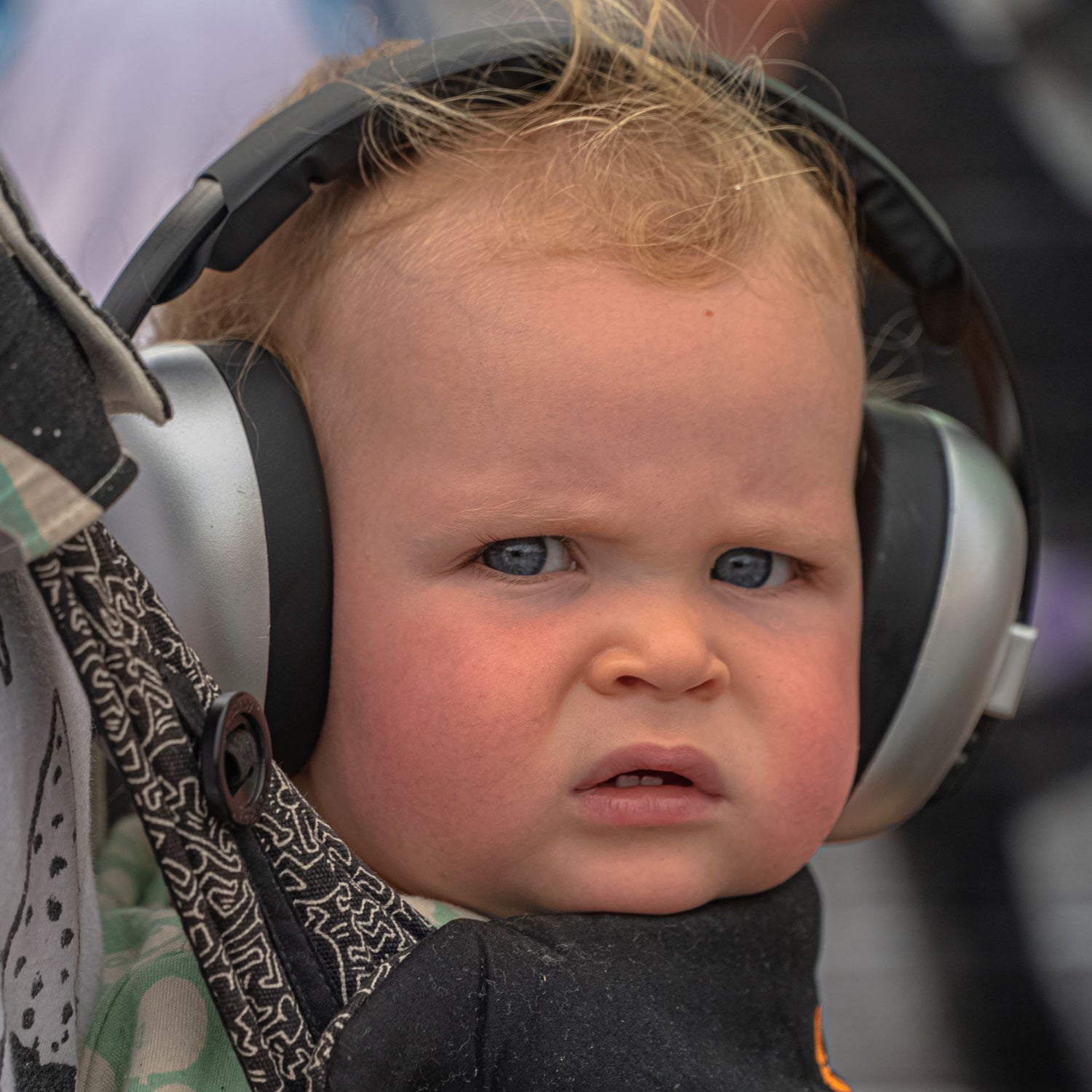 Casque anti-bruit bébé porté par un tout-petit pour protéger son audition dans un environnement sonore – MamanPépite.


