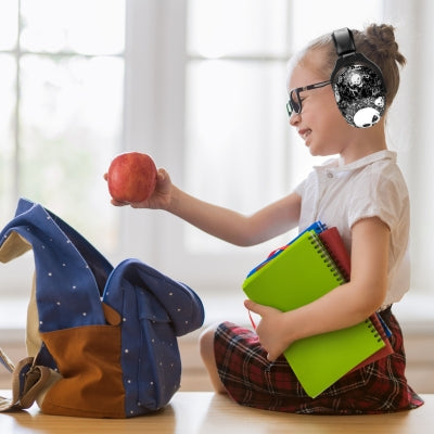 Une fillette portant un casque anti-bruit enfant noir SafeEars pour une protection auditive optimale à l'école