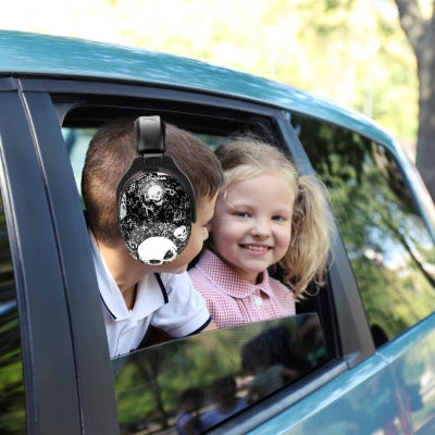 Un enfant dans une voiture portant un casque anti-bruit enfant SafeEars noir, assurant calme et protection pendant les trajets