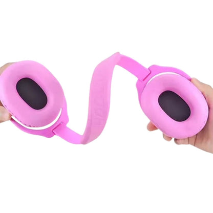 Casque anti bruit enfant tenu à la main en vue de face pour illustrer sa flexibilité