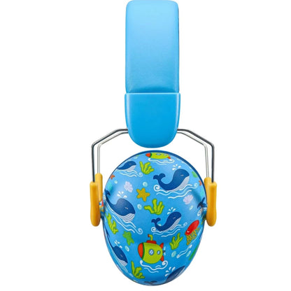 Vue latérale d’un casque anti bruit pour bebe avec motif sous-marin, baleines et sous-marins colorés sur coque bleue