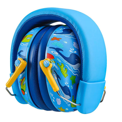 Casque anti bruit pour bebe bleu plié avec motifs marins colorés, baleines et coraux visibles sur les coques extérieures