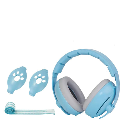 Casque anti bruit pour bebe bleu ciel posé à plat avec coussinets gris, bande à pois et coques latérales incluses.