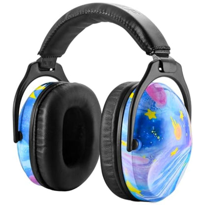 Casque antibruit enfant avec coussinets noirs et coques illustrées d’un univers galactique coloré
