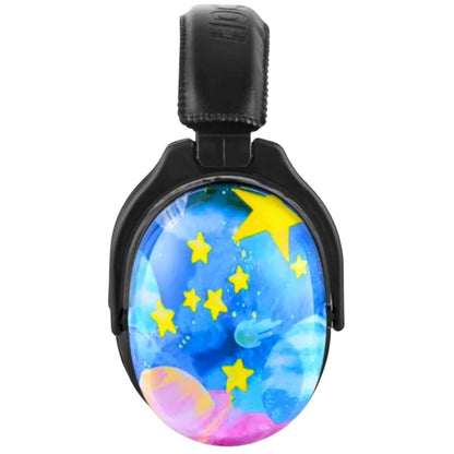 Casque antibruit enfant noir avec motif spatial bleu et étoiles jaunes, vu de côté