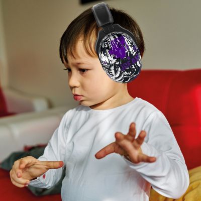 Enfant concentré sur une activité créative, portant un casque antibruit VioletEdge violet qui réduit efficacement les nuisances sonores pour favoriser l’attention et le calme