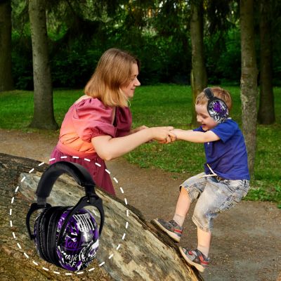 Enfant jouant avec sa famille en plein air, équipé d’un casque antibruit enfant VioletEdge violet, léger et durable pour une protection auditive tout-terrain