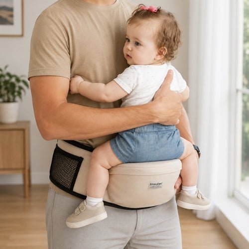 Porte bebe tabouret beige avec assise de hanche, enfant face au porteur en intérieur